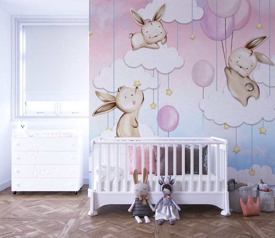 Fototapete mit Häschen auf Wolken zwischen rosa Luftballons Kleine Häschen auf Wolken für Kinderzimmer - Hauptproduktbild