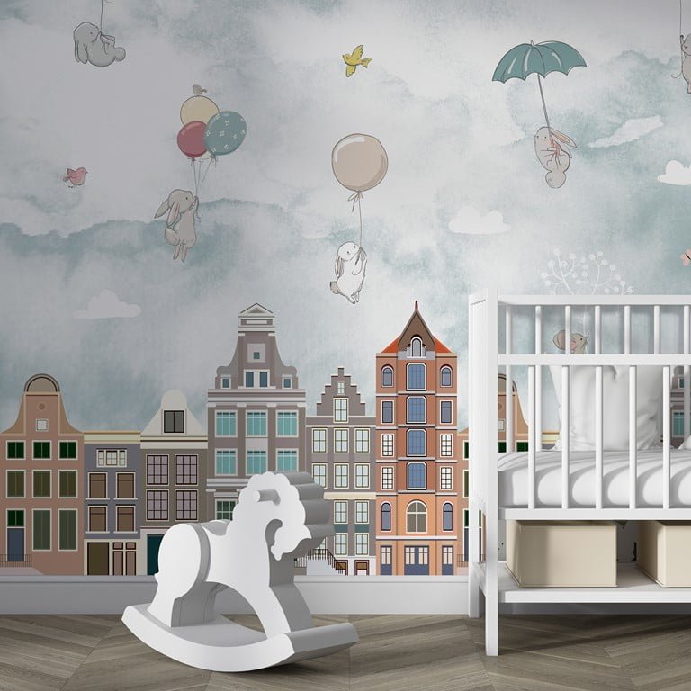 Fototapete mit Tieren, Luftballons und Regenschirmen, die über Stadthäuser fliegen Tiere fliegen über die Stadt für Kinderzimmer - Hauptproduktbild