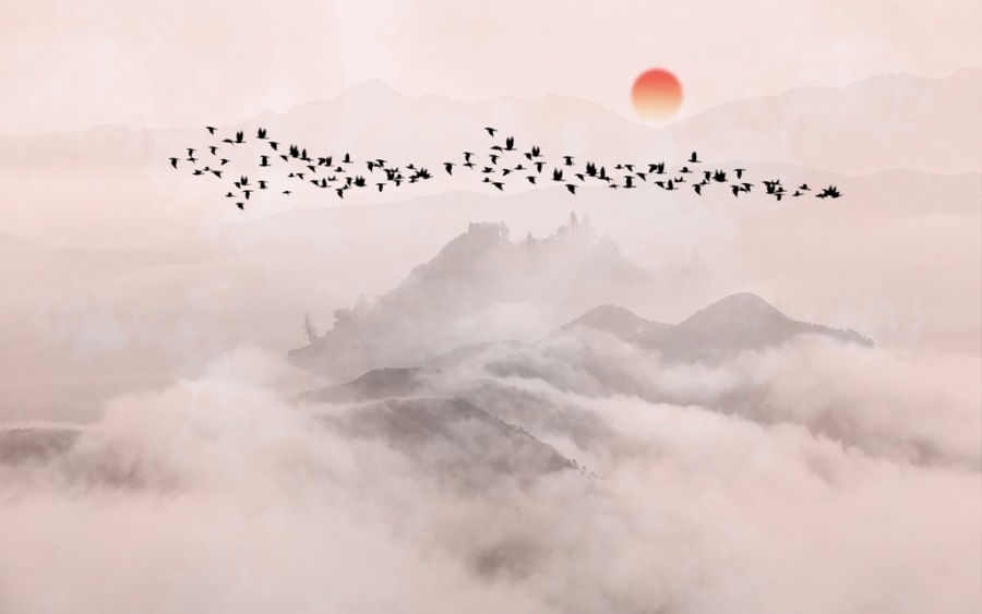 Fototapeta z górskim krajobrazem i czerwonym Słońcem Ciemne Ptaki Przelatujące Nad Górami - zdjęcie numer 2