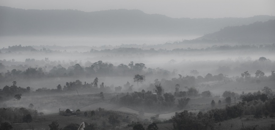 Fototapete mit Bergen im Nebel Graue Landschaft - Bildnummer 2