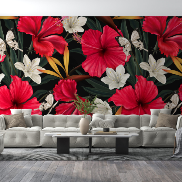 Wandmalerei zwischen roten Blumen